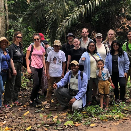 En gruppbild med deltagare, lärare och guide i Amazonas regnskog Peru