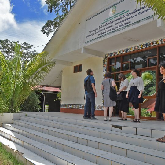 Lärarna Carin och Isa, rektor Ulrika och ordförande Ingemar i Peru vid entré till UNIA, Universidad Nacional Intercultural de la Amazonía.