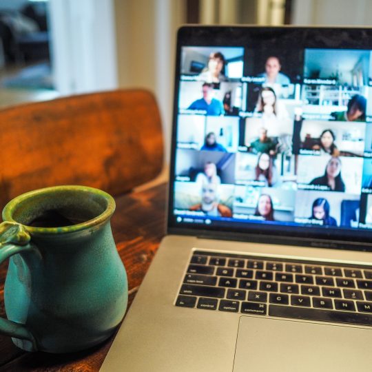 Laptop med digital konferens och kaffekopp