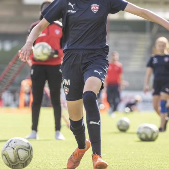 FC Rosengård kvinnliga fotbollsspelare träning på konstgräsplan