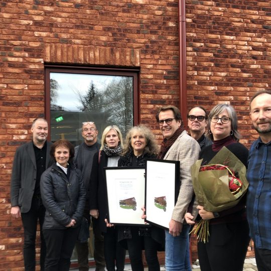 Rektor Ulrika Gleisner, Lokal xxx arkitekter och representanter från Eslövs kommun vid utdelning av Eslövs byggnadsvårdspris till Multihuset. Från vänster: Mikael Vallberg, planchef, Catharina Malmborg (M), kommunstyrelsens första vice ordförande, Torsten Helender, planarkitekt, Eva Hallberg, kommundirektör, Berit Restad och Esbjörn Jonsson, Lokal XXX Arkitekter, Ingemar Jeppsson, ordförande i Eslövs folkhögskola, Ulrika Gleisner, rektor Eslövs folkhögskola, och Johan Andersson, kommunstyrelsens ordförande.