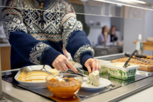 Deltagare tar för sig av frukostbuffén